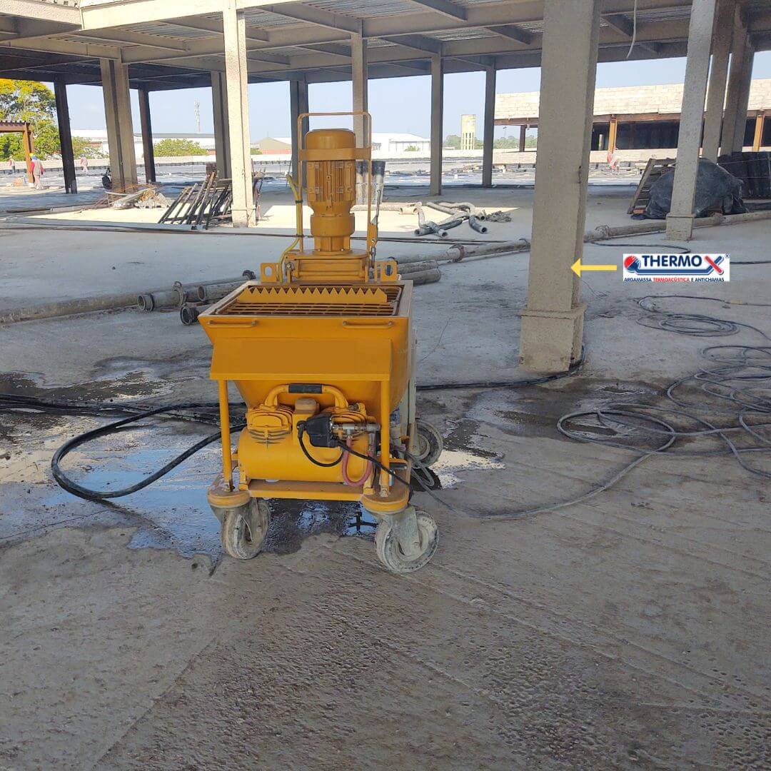 Equipamento e maquinário industrial utilizado na aplicação por projeção de argamassa antichamas Thermo-X em canteiro de obras.