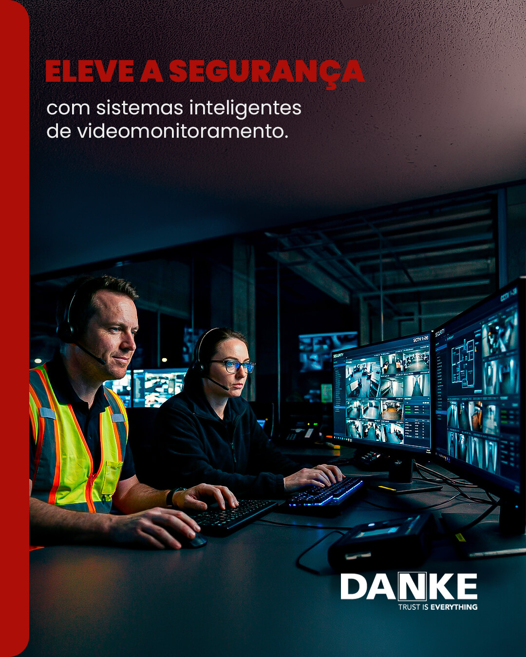 Operadores em sala de controle monitorando segurança predial com sistemas inteligentes de CFTV e detecção danke.
