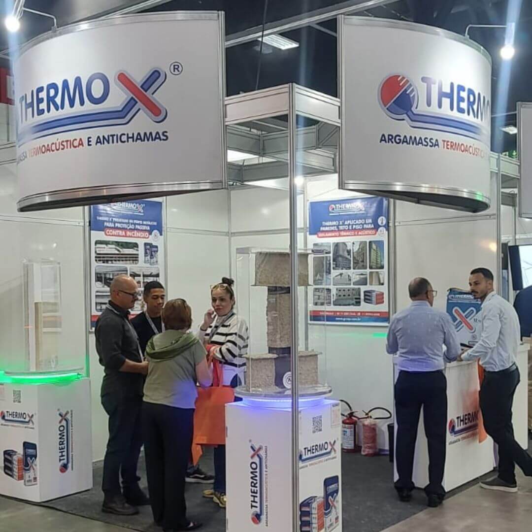 Stand oficial da Thermo-X na feira Expo Incêndio, apresentando soluções e amostras de argamassa termoacústica e antichamas.